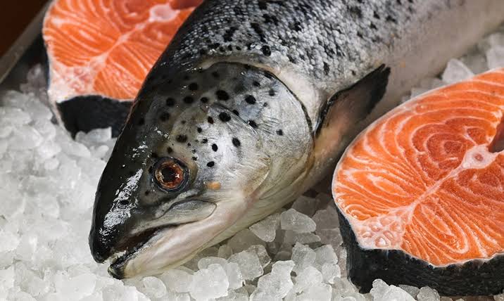 Salmón con piel y cortes en rodajas sobre hielo
